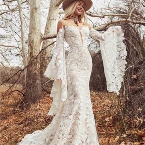 La Perle “Stevie” Boho Wedding Dress – New, Unaltered – Ivory Lace